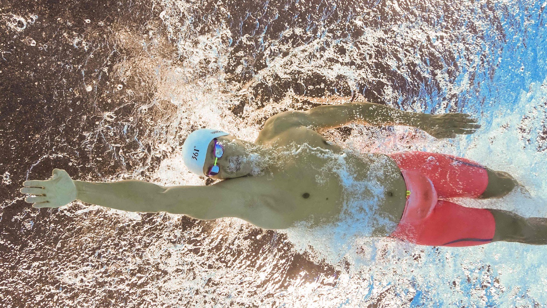 _现场观众热情高涨：气氛点燃比赛热度_，比赛气氛热烈,现场掌声不断