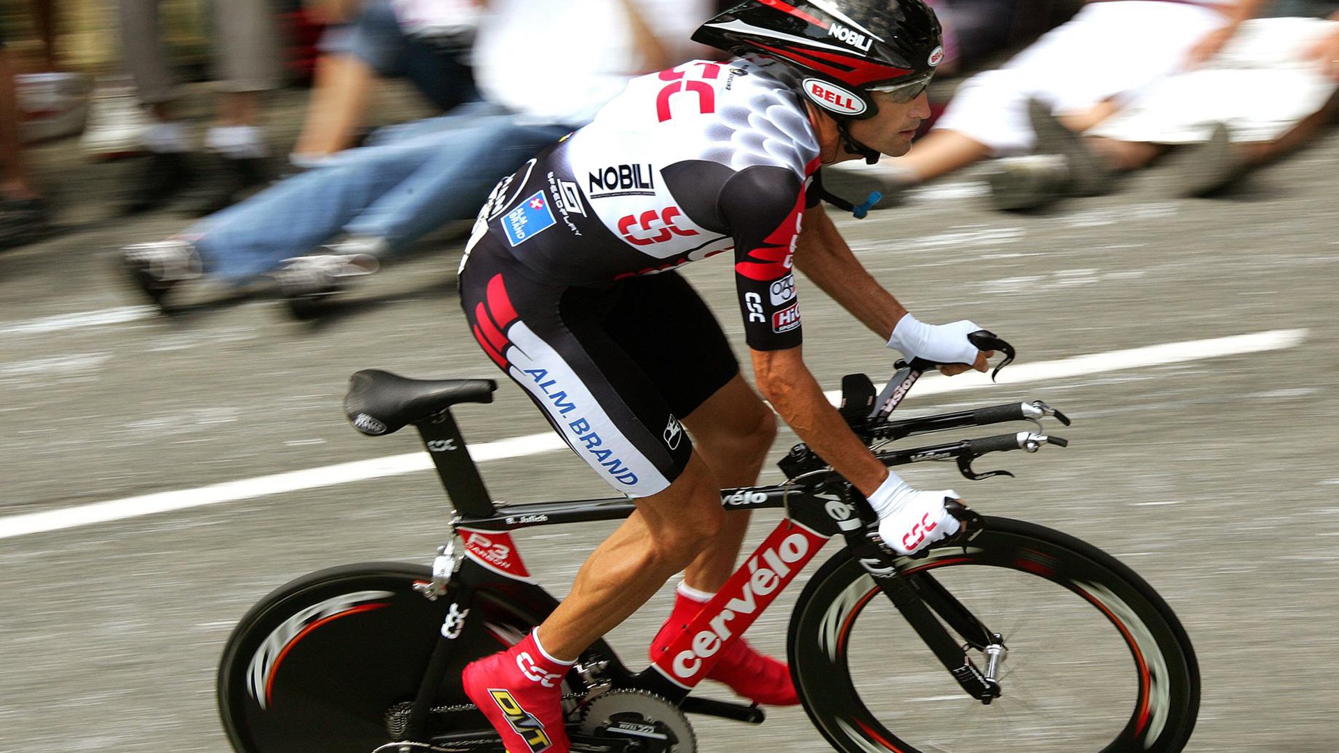 “法甲豪门鏖战：场面精彩，积分榜竞争激烈”，德甲豪门