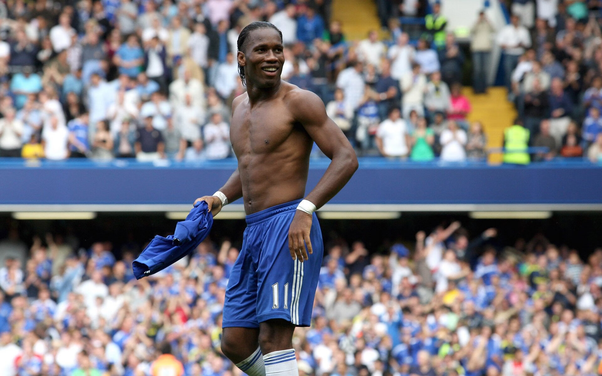 日本队与传统强队展开激烈角逐，日本队配合